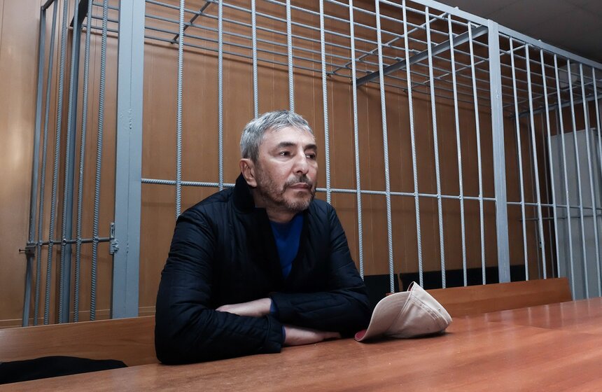 Фото: АГН Москва/Любимов Андрей. Судебное заседание по делу экс-сенатора Умара Джабраилова о стрельбе в отеле Four Seasons состоялось 22 ноября. Сам инцидент произошел 29 августа. Джабраилов стрелял вверх из принадлежащего ему наградного пистолета, его задержали полицейские, при этом никто не пострадал. Суд приговорил бывшего сенатора к штрафу в размере 500 тысяч рублей, хотя прокурор просил суд приговорить Джабраилова к двум годам лишения свободы условно.