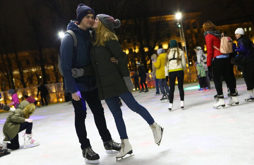 Фото: АГН Москва/Никеричев Андрей. 18 ноября сад "Эрмитаж" торжественно открыл свой романтический каток, а с ним и зимний сезон. Гостей вечера ждала большая развлекательная программа. Посетители сада смогли бесплатно покататься, услышать  выступление саксофониста, поучаствовать в конкурсах и играх на льду, выиграть призы и получить памятные подарки. Гвоздем программы стало яркое и красочное ледовое шоу Цирка на Цветном бульваре − фееричные выступления жонглеров, акробатов и трюкачей на льду.