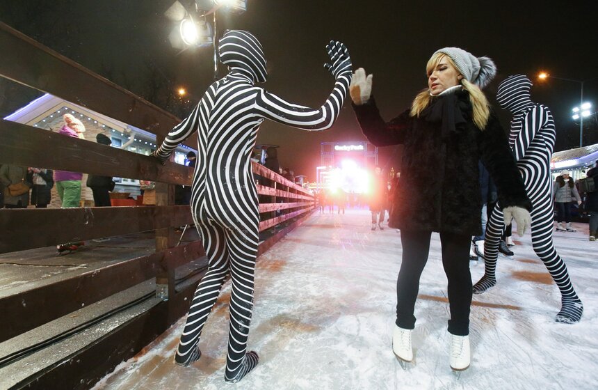 Фото: АГН Москва/Никеричев Андрей. В Парке Горького 23 ноября открылся стереокаток. Главным его украшением стал 10-метровый светодинамический куб, установленный в чаше фонтана. В этом году каток стал больше на одну тысячу квадратных метров. Единовременно на лед могут выйти около 6 тысяч человек.