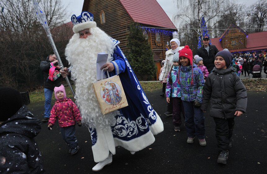 Фото: АГН Москва/Любимов Андрей. Празднование дня рождения Деда Мороза в его Московской усадьбе 18 ноября. На Изумрудной площади проходили интерактивные игры и сказочное представление с участием Снегурочки, Царевны-лягушки, жар-птицы, Садко, Кощея Бессмертного и других. Кроме того, гости увидели выступление группы "Иван-чай", шоу чемпиона мира по фигурному катанию Виталия Опекана и Елены Калашниковой, огненное представление, цирковые номера и крио-шоу Ученого кота.