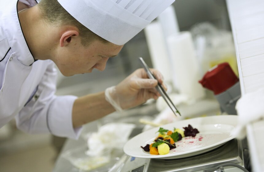 Фото: АГН Москва/Зыков Кирилл. Соревнования "Поварское дело" в рамках чемпионата по профмастерству WorldSkills Russia. Они прошли в Московском образовательном комплексе имени Талалихина. По итогам соревнований золотую медаль завоевала Екатерина Калашникова, второе место взял Вячеслав Семенов, "бронза" – у Ивана Маркова.