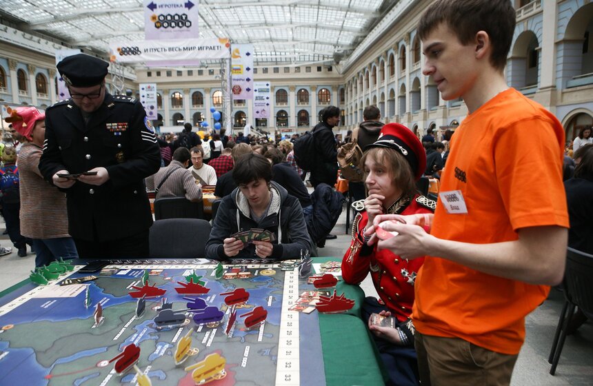 Фото: АГН Москва/Никеричев Андрей. Осенний фестиваль настольных игр "Игрокон-2017". Крупнейший в России фестиваль настольных игр и домашних развлечений проходил 18−19 ноября в Гостином дворе. В программе были представлены более 1000 разных игр от издательств Hobby World, "Игровед", "Звезда", GaGa Games, а также турниры, мастер-классы, конкурсы, косплей и многое другое. Кроме того, в специальном пространстве любой желающий смог поиграть в авторские разработки. Традиционно на "Игроконе" состоялись чемпионаты по настольным играм. Не остались без внимания и маленькие гости фестиваля: для детей была организована яркая детская зона с настольными играми и аквагримом.