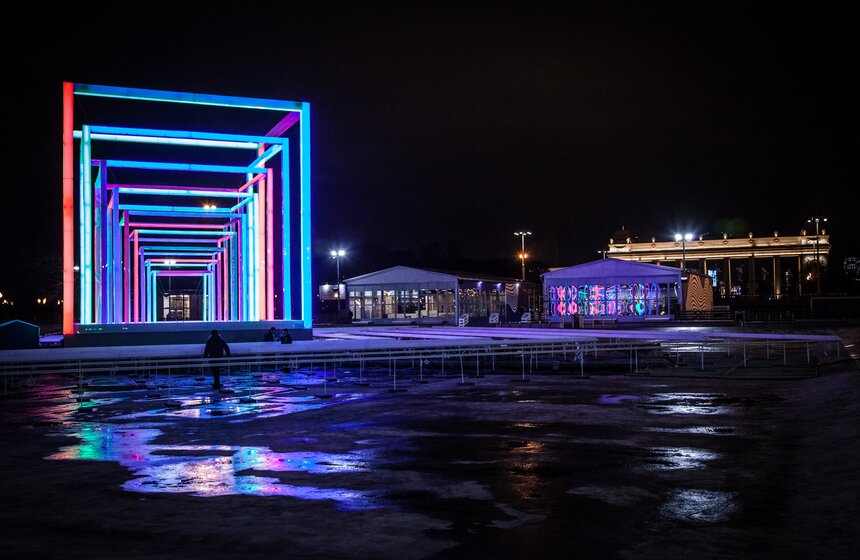 Посетители увидят оптические иллюзии, прокатятся по аллеям-эквалайзерам и проскользнут на другие площадки по световым тоннелям