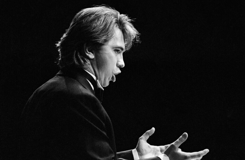 Оперный певец Дмитрий Хворостовский во время выступления на сцене Театра оперы и балета, 1990 год