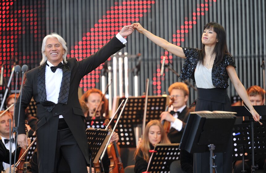 Российский баритон Дмитрий Хворостовский и американский дирижер Сара Хикс во время выступления на концерте "Букет оперы" на Дворцовой площади