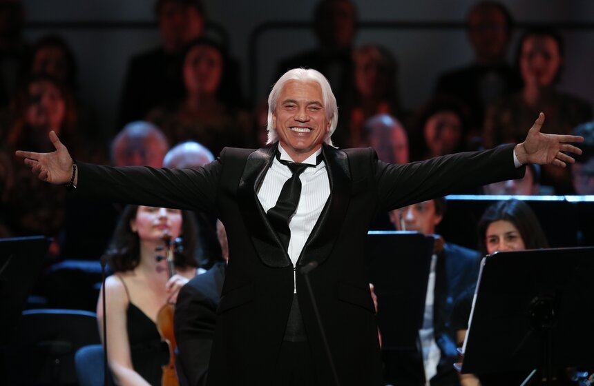 Выступление на сцене Большого театра в рамках благотворительной программы "Дмитрий Хворостовский и друзья – детям", посвященной Международному дню защиты детей 1 июня