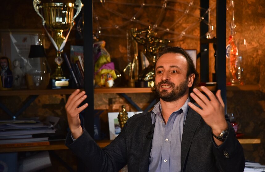 По какой причине не остался в Америке