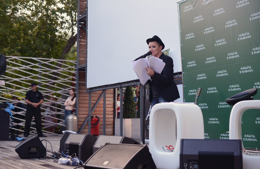 В парке Горького прошли чтения Дианы Арбениной "Я говорю" 1 фото