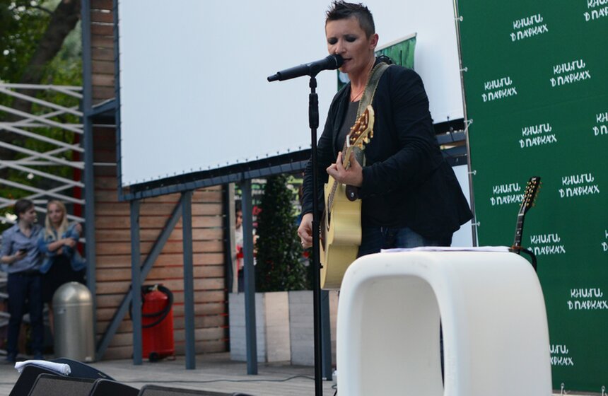 В парке Горького прошли чтения Дианы Арбениной "Я говорю" 2 фото