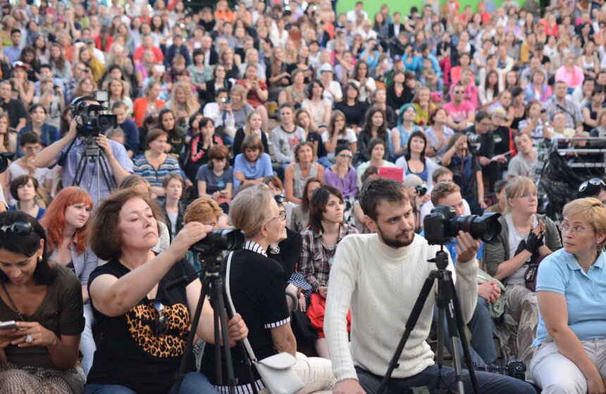 В парке Горького прошли чтения Дианы Арбениной "Я говорю" 3 фото