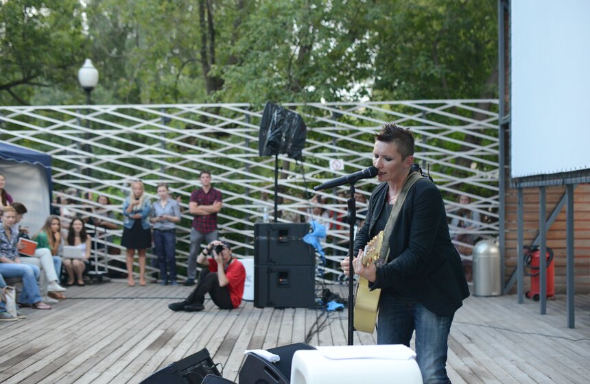 В парке Горького прошли чтения Дианы Арбениной "Я говорю" 4 фото