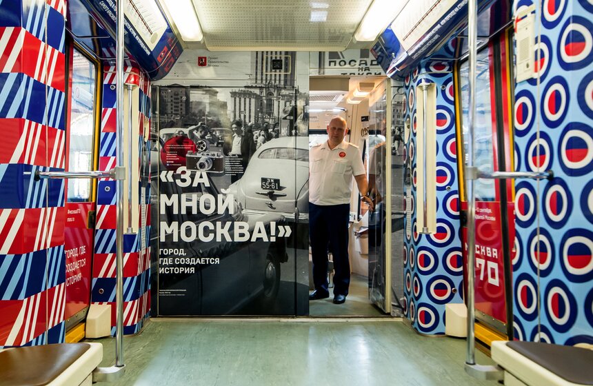 В поезде были также фотографии знаковых для города зданий. Это семь высоток, Останкинская и Шуховская башни, главный вход ВДНХ. В вагоне под девизом "Наши победы" горожане увидели фотографии московских ополченцев времен Великой Отечественной войны, участников Битвы за Москву. Дизайн поезда создан на основе серии оригинальных текстильных орнаментов, разработанных в 1920-х годах.