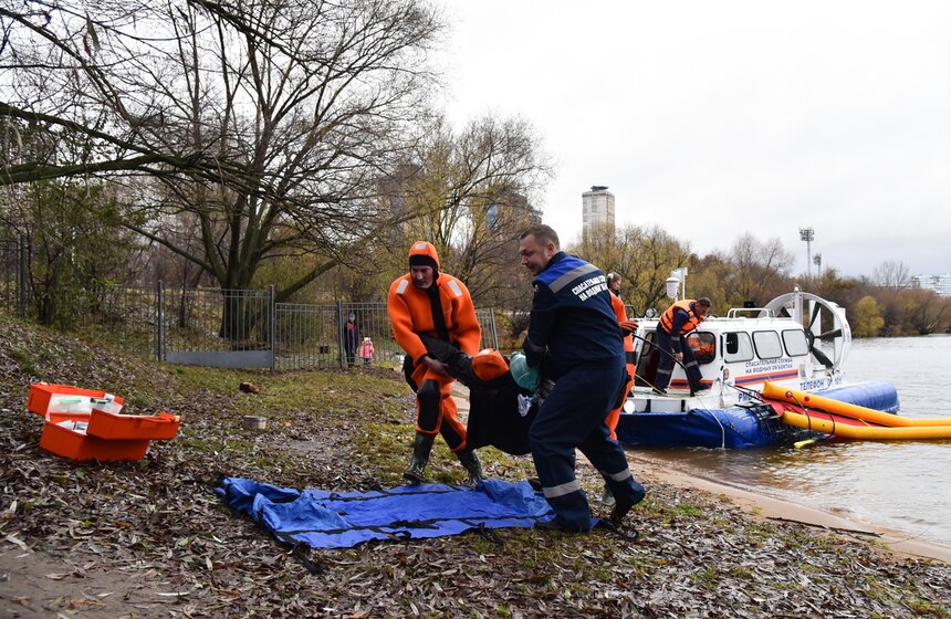 Спасенного рыбака доставили на берег