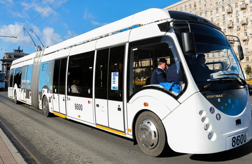 В прошлом году в столице тестировался троллейбус с дизель-генератором Vitovt Max Duo, так называемый дуобус. В июле 2016 года он вышел на маршрут “Б” на Садовом кольце. Дуобус был длиной почти 19 метров и вмещал 153 пассажира. В салоне 38 сидячих мест, есть откидные сиденья и выдвижной механический пандус для инвалидных колясок, а также USB-разъемы и розетки на 220 вольт для подзарядки телефонов и ноутбуков. До окончания тестов электробус протестировали еще на маршруте “Т25” – от проспекта Буденного до Лубянской площади.