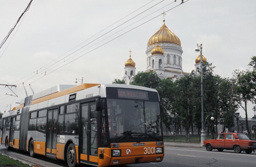 С июля 1999-го по апрель 2000 года проходил испытания итальянский троллейбус Breda BMB 321 F на 44-м маршруте. "Итальянец" отличался необычным дизайном, плавными формами кузова, неординарным оформлением пассажирского салона. Самой же необычной деталью для столичных пассажиров был низкий уровень пола – первый низкопольник в Москве.