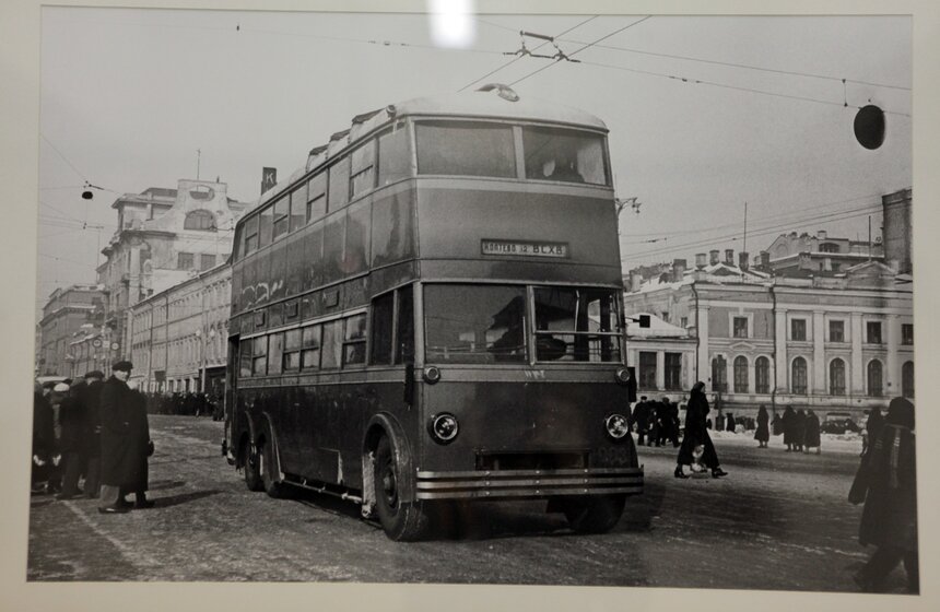 По Москве ходил двухэтажный троллейбус. В нем было 74 места, весил он 8,5 тонны. Первый ЯТБ-3 вышел на линию 26 июля 1938 года, а летом 1939 года при открытии Всесоюзной сельскохозяйственной выставки троллейбусы пустили из центра по нынешнему проспекту Мира до территории выставки. Позже двухэтажные троллейбусы ходили на нескольких других маршрутах. До конца 1939 года Ярославский завод изготовил всего 10 таких машин и прекратил их производство по множеству причин. В том числе потому, что они сильно раскачивались при езде по льду. Ездили двухэтажные троллейбусы до 1953 года по улицам Москвы.
