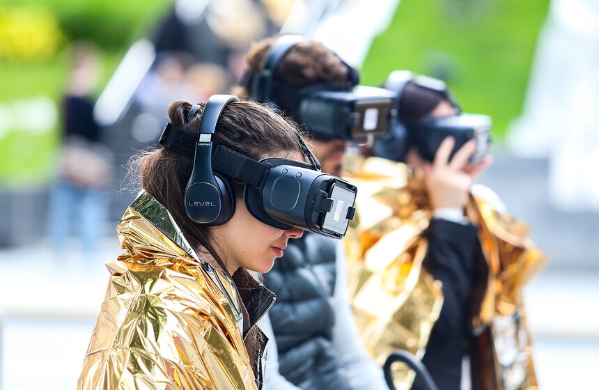 Премьера VR-постановки Максима Диденко "Клетка с попугаями" 5 фото