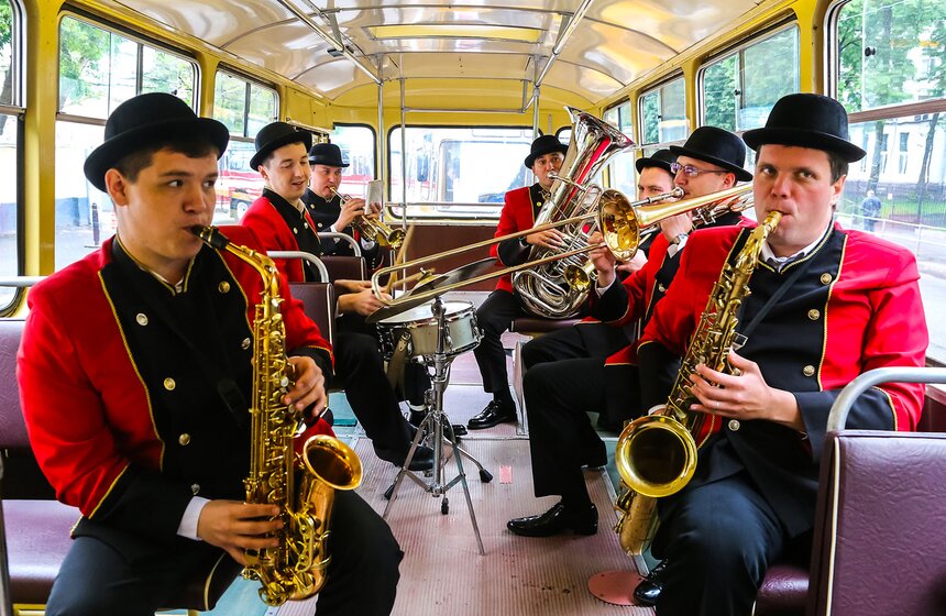 Парад ретротехники прошел в Москве 19 фото