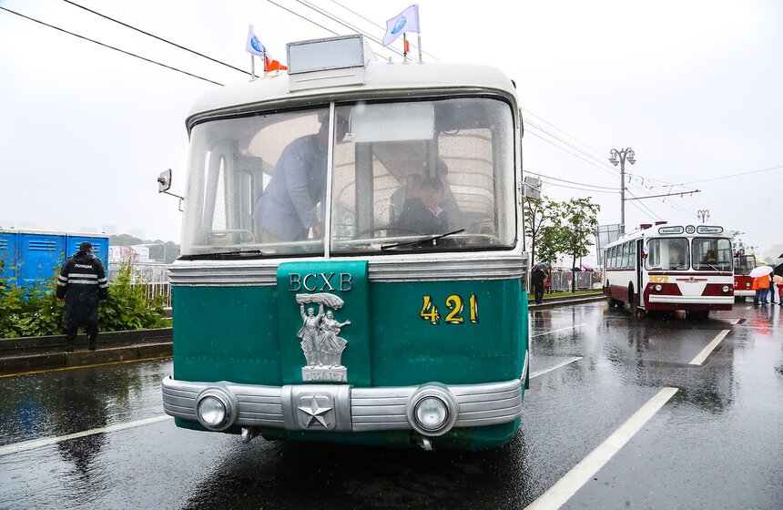 Парад ретротехники прошел в Москве 26 фото