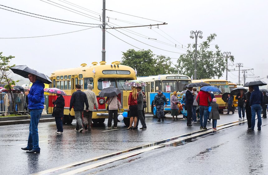 Парад ретротехники прошел в Москве 30 фото