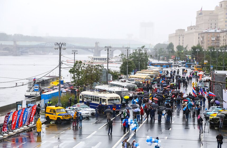 Парад ретротехники прошел в Москве 31 фото