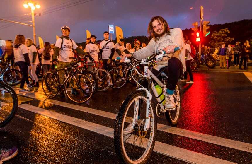 Ночной велопарад прошел в Москве 8 июля 7 фото