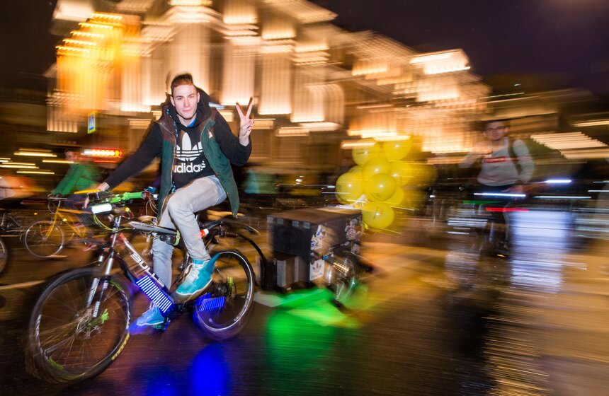 Ночной велопарад прошел в Москве 8 июля 18 фото