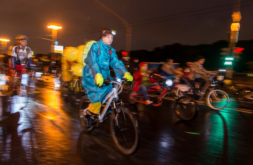 Ночной велопарад прошел в Москве 8 июля 16 фото