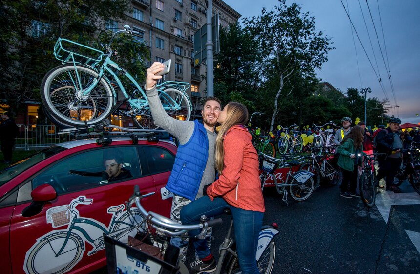 Ночной велопарад прошел в Москве 8 июля 4 фото