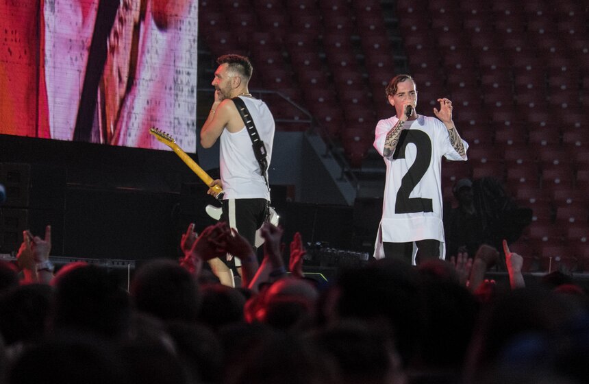 "20 лет на радость": юбилейный концерт "Ленинграда" в Москве 20 фото