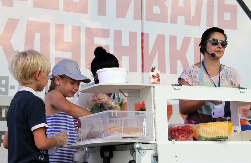 На Фестиваль клубники привезли около двух тонн ягод 4 фото