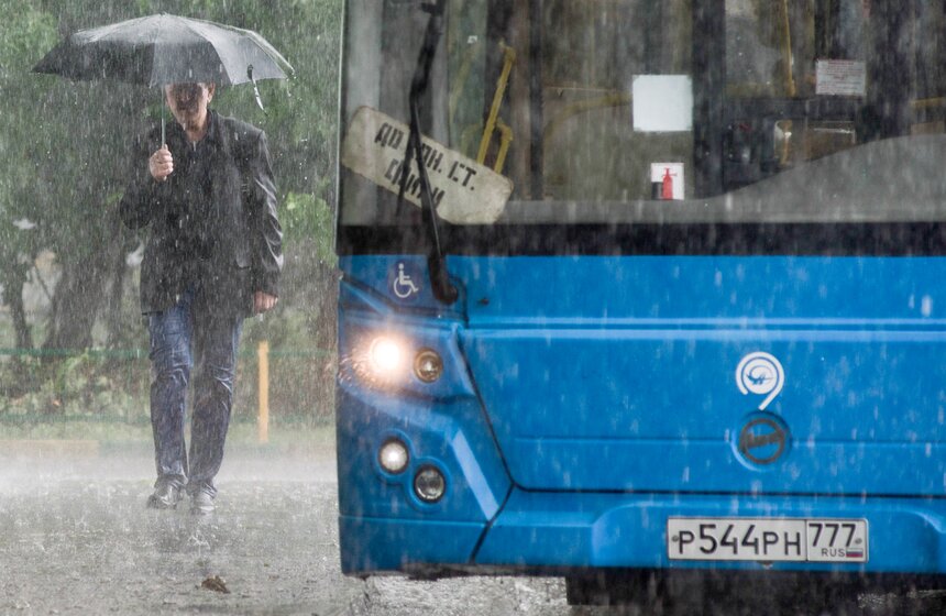 Мощный ливень обрушился на Москву 4 фото