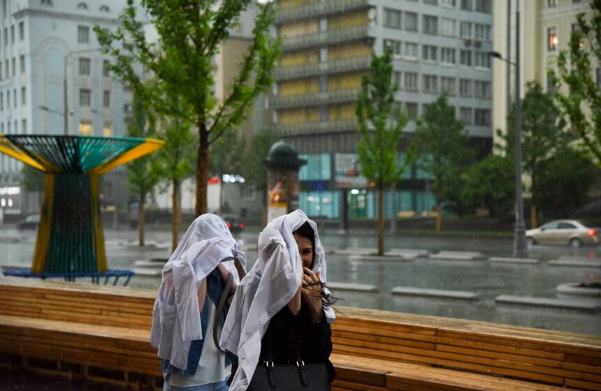 Мощный ливень обрушился на Москву 10 фото