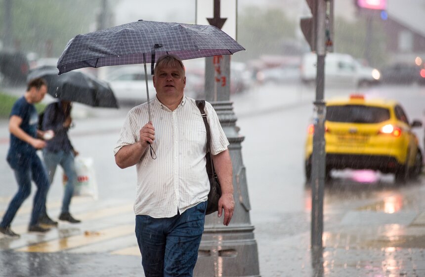 Мощный ливень обрушился на Москву 35 фото