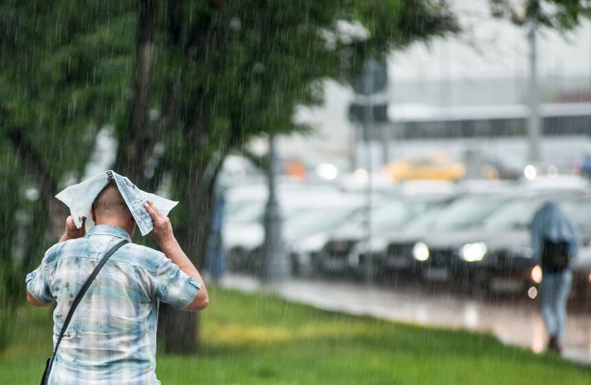 Мощный ливень обрушился на Москву 30 фото