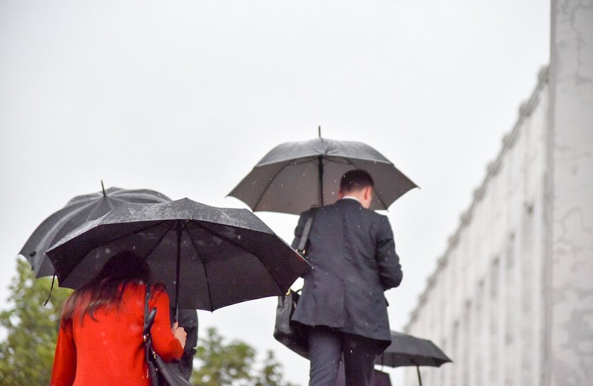 Мощный ливень обрушился на Москву 41 фото