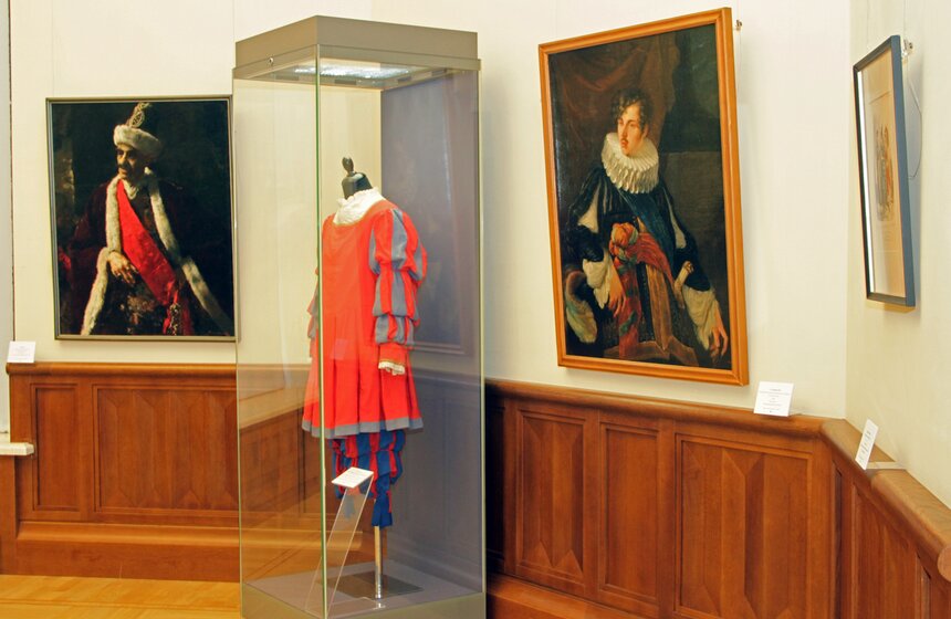 В парке "Царицыно" открывается выставка "Большой бал" 17 фото