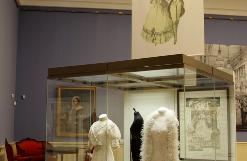 В парке "Царицыно" открывается выставка "Большой бал" 10 фото