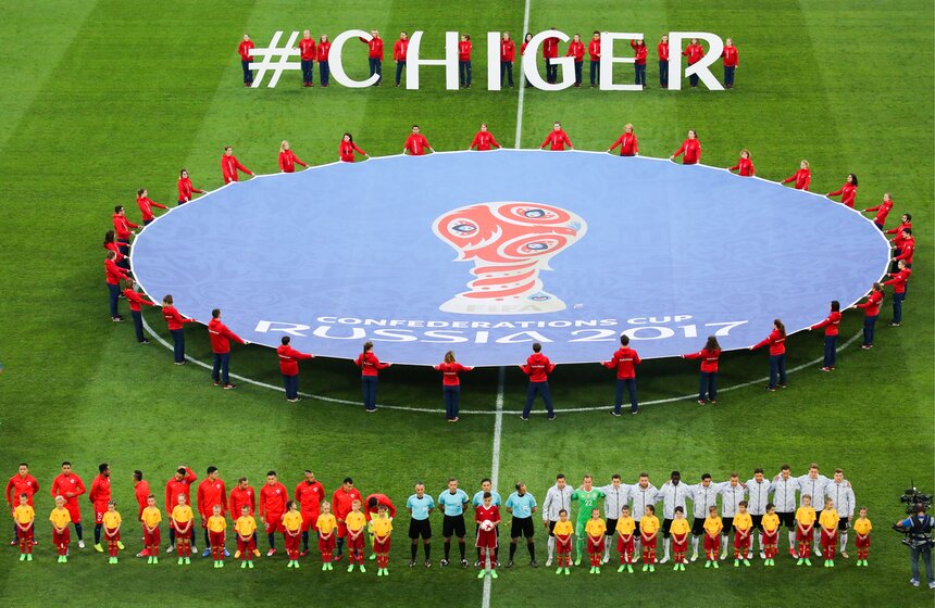 Игроки сборной Чили и сборной Германии перед началом финального матча Кубка конфедераций FIFA между сборными Чили и Германии. Фото: ТАСС/Петр Ковалев