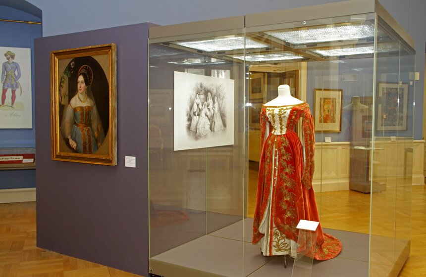 В парке "Царицыно" открывается выставка "Большой бал" 15 фото