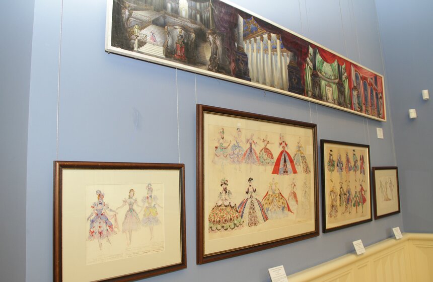 В парке "Царицыно" открывается выставка "Большой бал" 2 фото