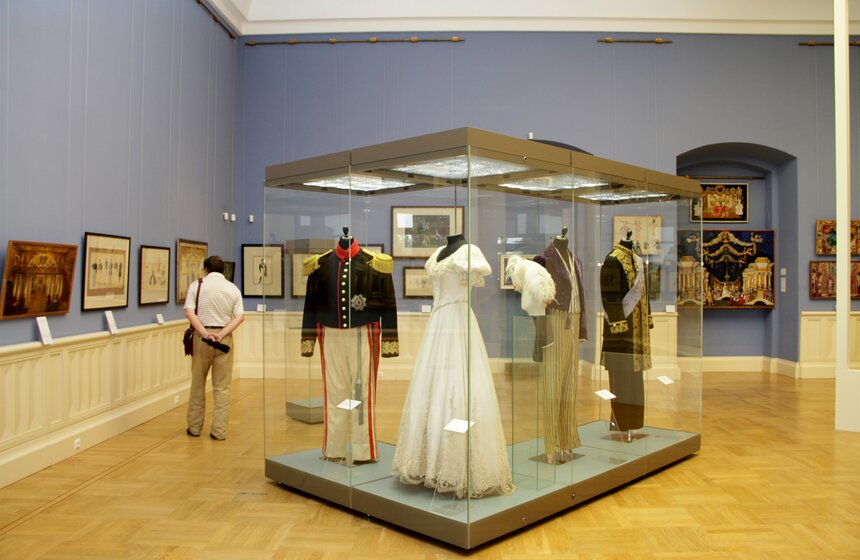 В парке "Царицыно" открывается выставка "Большой бал" 1 фото