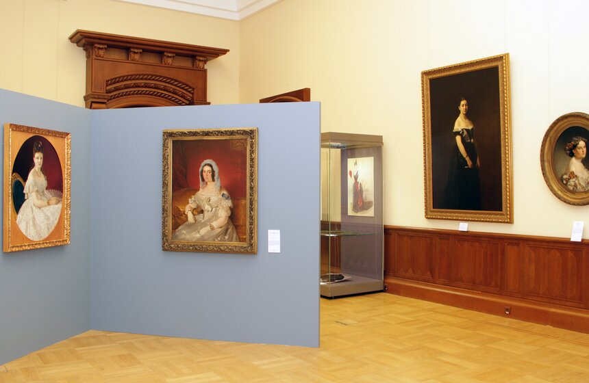 В парке "Царицыно" открывается выставка "Большой бал" 8 фото