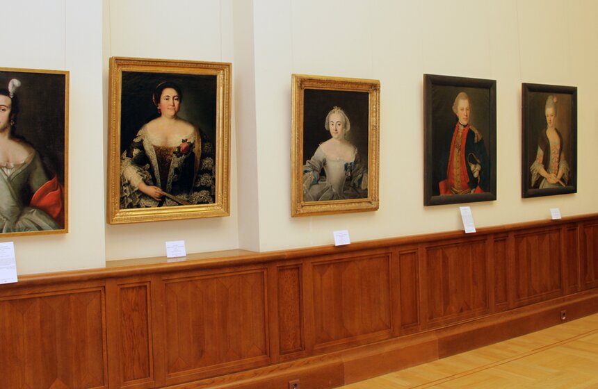 В парке "Царицыно" открывается выставка "Большой бал" 7 фото