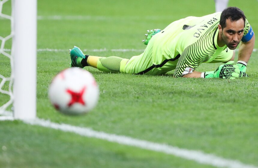 Вратарь сборной Чили Клаудио Браво в финальном матче Кубка конфедераций FIFA между сборными Чили и Германии. Фото: ТАСС/Валерий Шарифулин