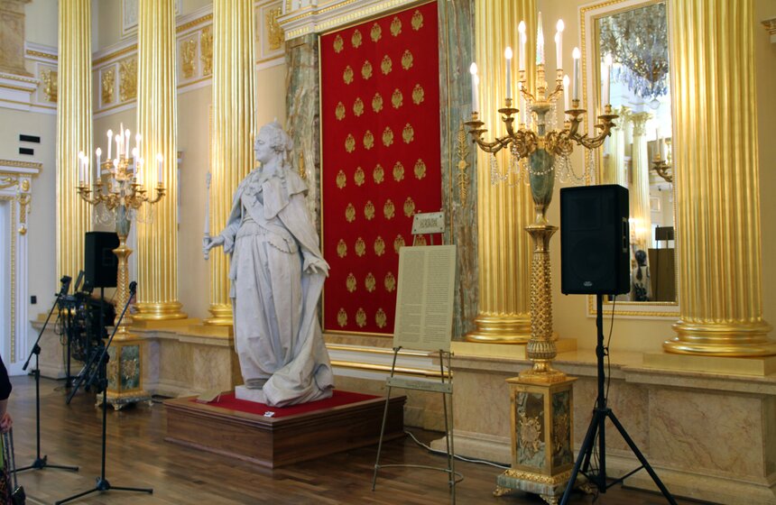 В парке "Царицыно" открывается выставка "Большой бал" 19 фото