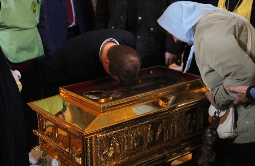 Очередь к мощам Николая Чудотворца в ХХС. Фоторепортаж 31 фото