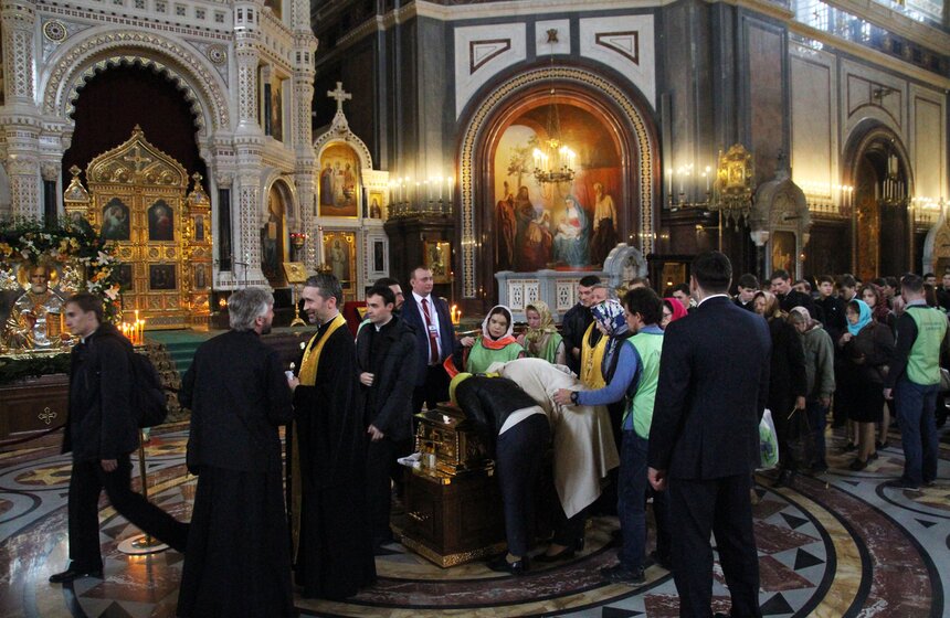 Очередь к мощам Николая Чудотворца в ХХС. Фоторепортаж 30 фото