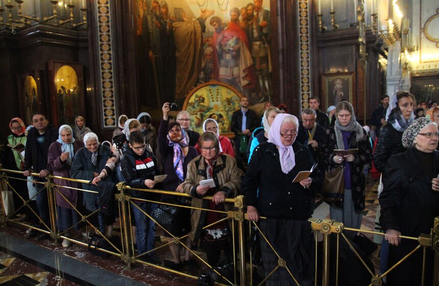 Очередь к мощам Николая Чудотворца в ХХС. Фоторепортаж 33 фото