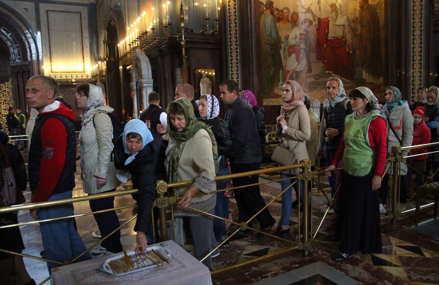 Очередь к мощам Николая Чудотворца в ХХС. Фоторепортаж 36 фото